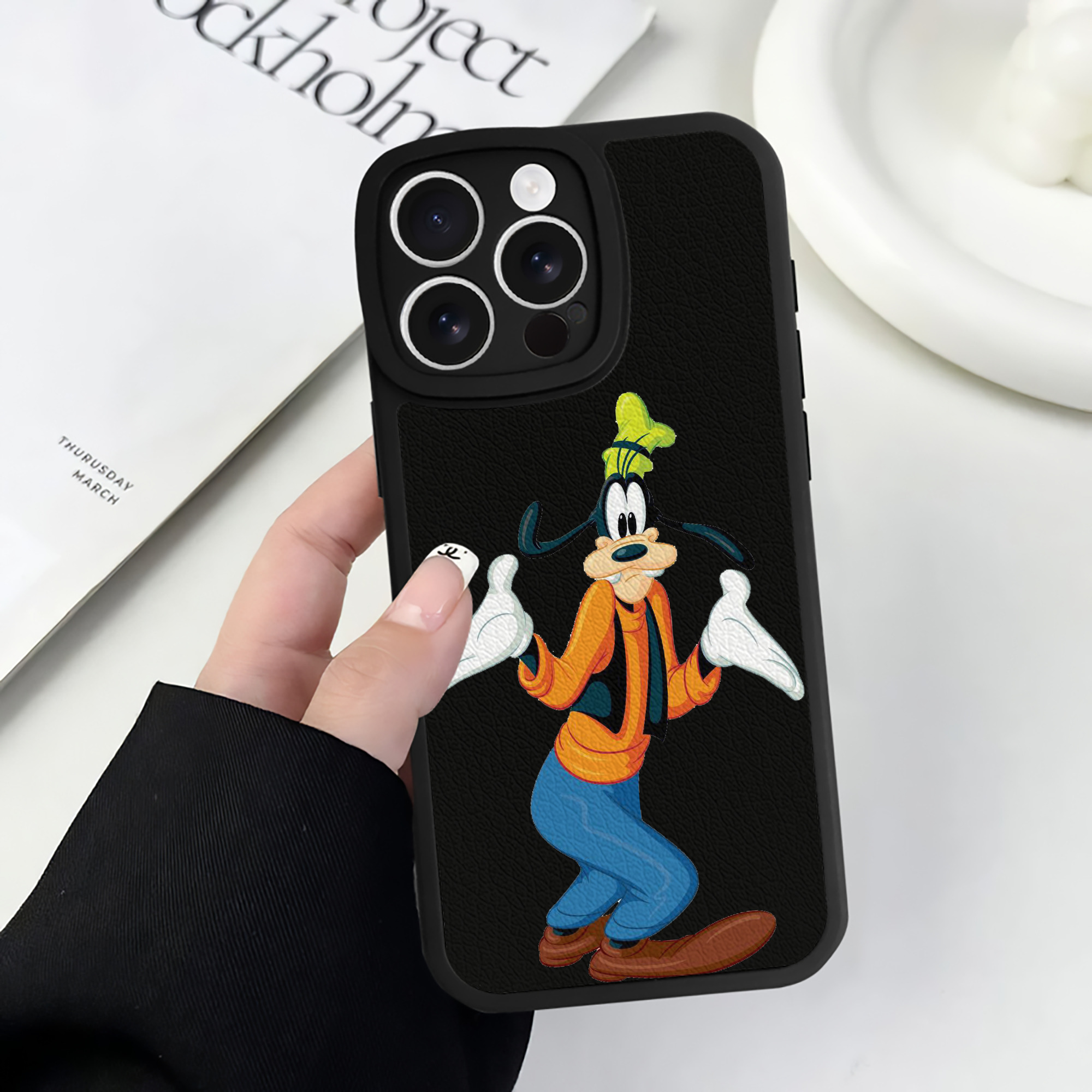 （画像用） ミッキーマウス Mickey Mouse 【iPhone 16シリーズ対応】シリコンスマホケース（レザー調） 材質：シリコン